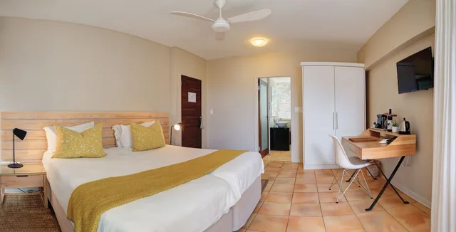 1 Bedroom, Standard, King Bed, Courtyard Area, Periwinkle Guest Lodge 2/3
