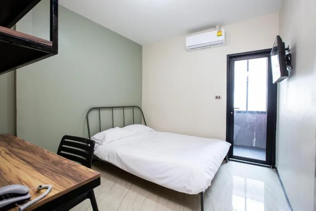 غرفة قياسية بسرير كوين، Kaelyn Cozy Living 1/4