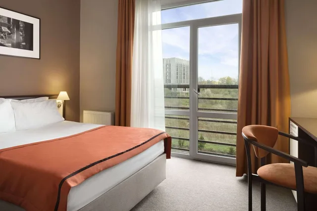 غرفة قياسية بسرير كوين، Ramada by Wyndham Lviv 1/5