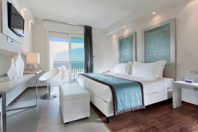Superior, Beach Front, Balcony, Pool Access، Yes Hotel Touring & Spa 2/6
