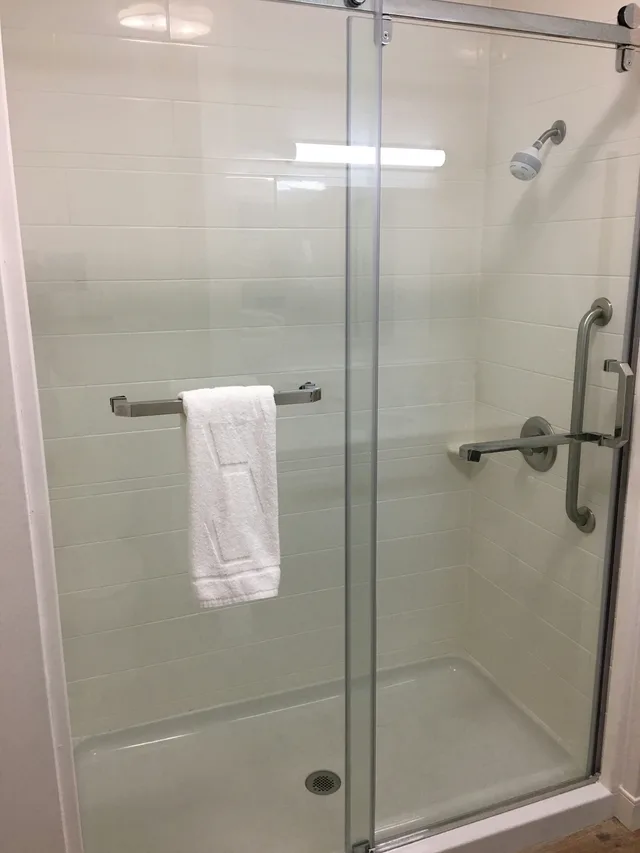 غرفة بسرير كينج مع أريكة، Hampton Inn McPherson KS 2/2