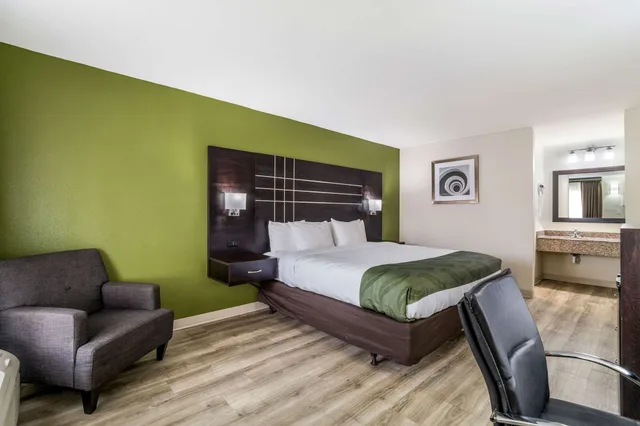 غرفة بسرير كينج للمدخنين، Quality Inn Coliseum 5/7