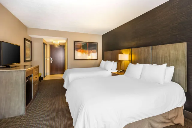 غرفة بسريرين كوين بشرفة، Best Western Plus Cotton Tree Inn 4/6