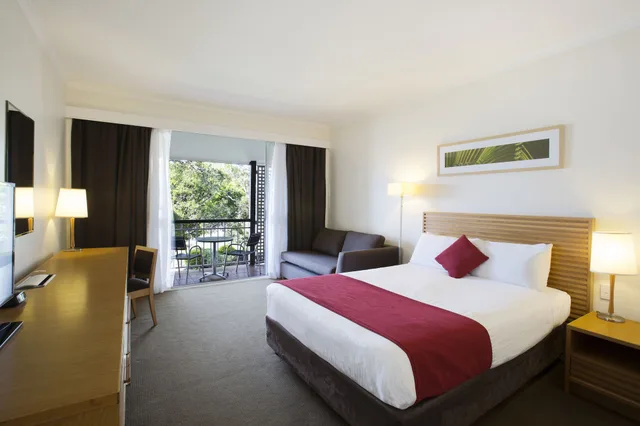 Room, 1 Queen and 1 Single Bed, Garden View, Novotel Sunshine Coast Resort 2/10