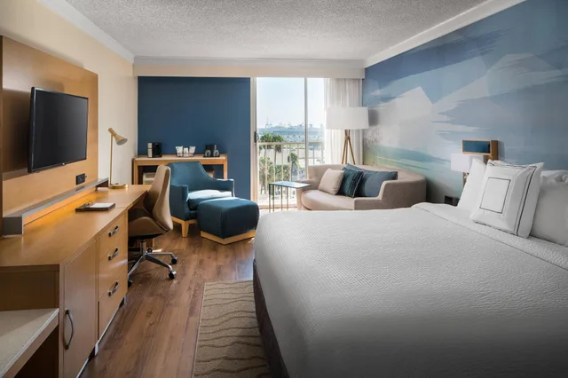 Room, 1 King Bed with Sofa bed, Harbor View, Courtyard Long Beach Downtown 5/10
