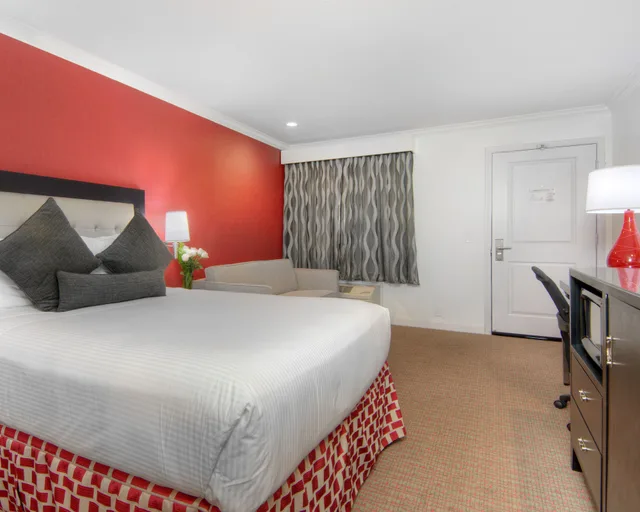 غرفة قياسية بسرير كوين مع أريكة، Aggie Inn, an Ascend Collection Hotel 1/10