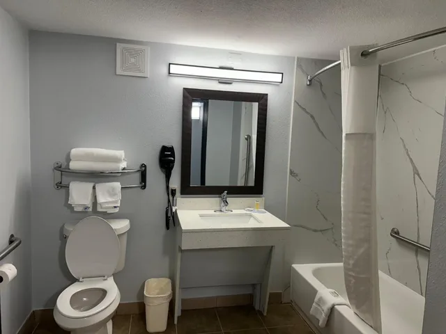 غرفة بسريرين مزدوجين بحوض استحمام لذوي الإعاقة، Super 8 by Wyndham Alexandria LA 2/2