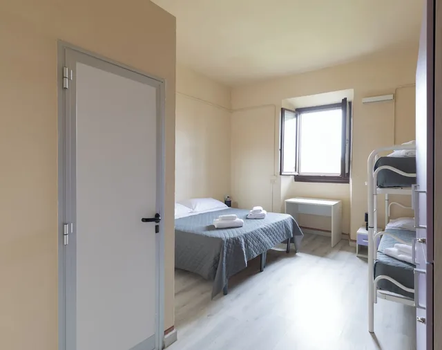 غرفة أساسية رباعية بسريرين منفصلين وسرير بطابقين بحمام خاص، Hostel 7 Santi 1/5