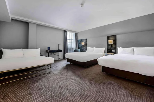 غرفة ديلوكس بسريرين مزدوجين وسريرين مزدوجين مع أريكة، DoubleTree by Hilton London Kensington 1/5