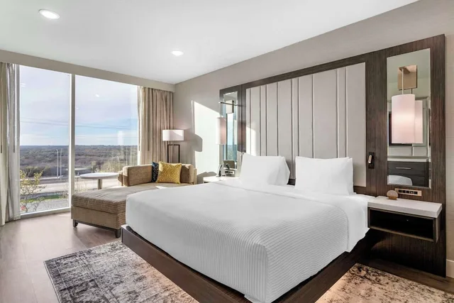 جناح بسرير كينج مع أريكة لذوي الإعاقة، Cambria Hotel Austin Uptown near the Domain 1/2
