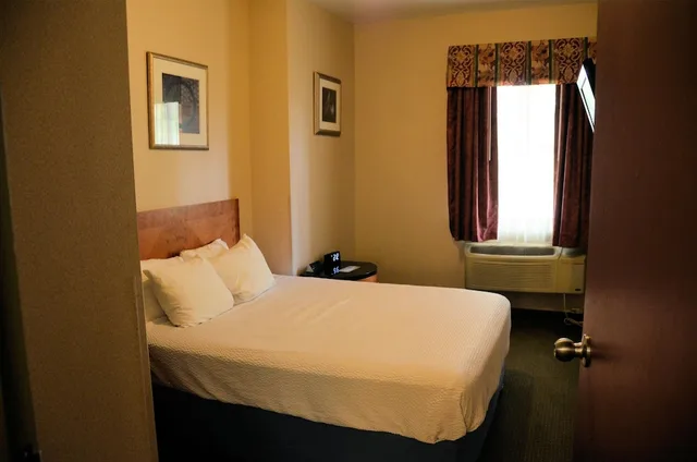 جناح بسرير كوين مع أريكة بجاكوزي بمطبخ، Days Inn by Wyndham Luray Shenandoah 3/10