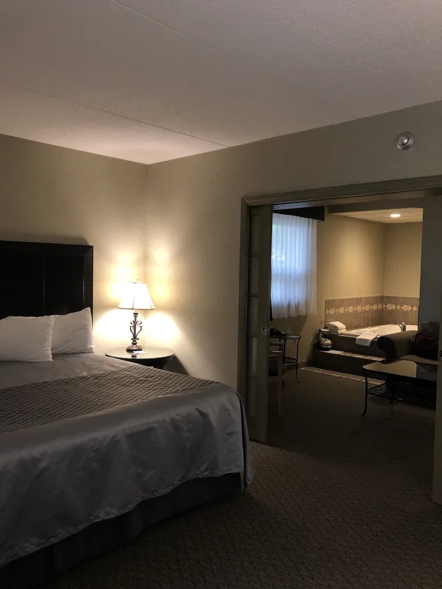 غرفة سيغنتشر بسرير كينج بغرفة نوم واحدة، Travelodge by Wyndham Winnipeg East 2/5