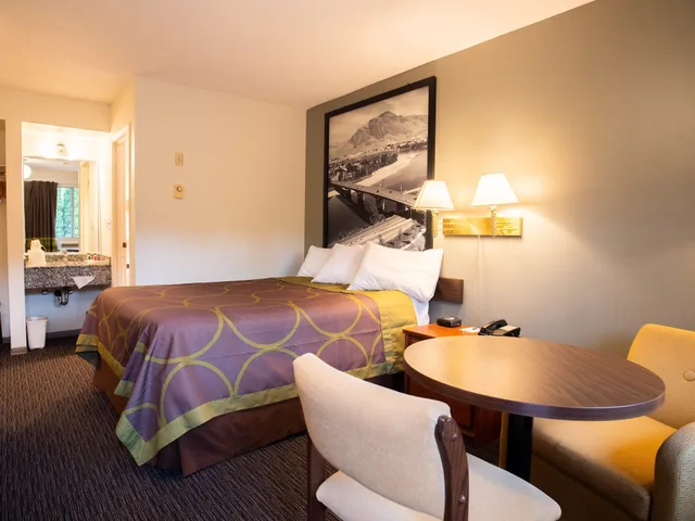 غرفة قياسية بسرير كينج، Super 8 by Wyndham Kamloops East 3/5