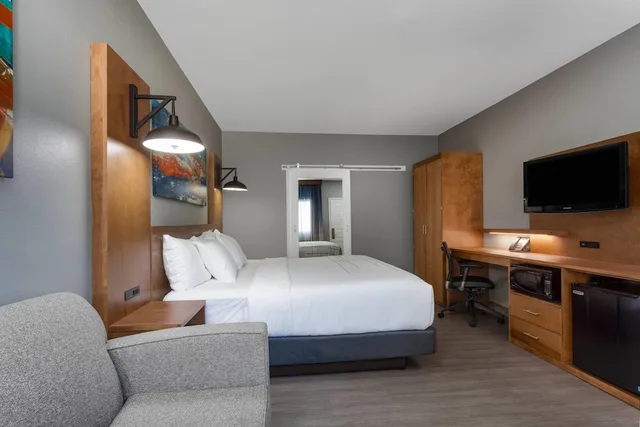 غرفة بسرير كينج بإطلالة على المسبح، La Quinta Inn Suites By Wyndham Ft Myers Sanibel Gateway 9/10