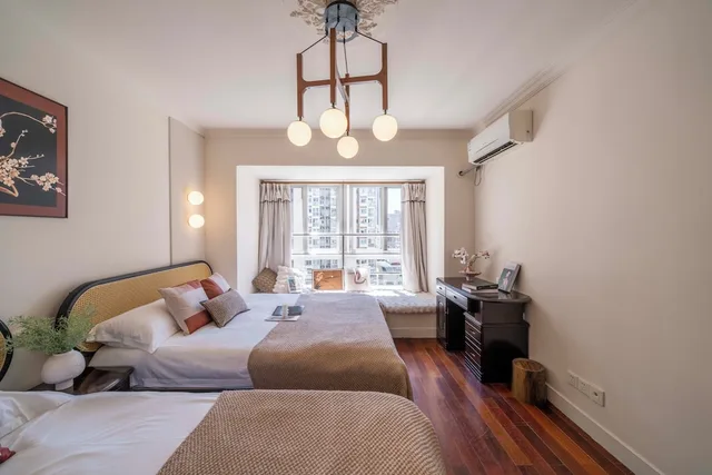 Senior, Apartment, 1 Queen and 2 Double Beds، Book and Bed-People's Square 6/10