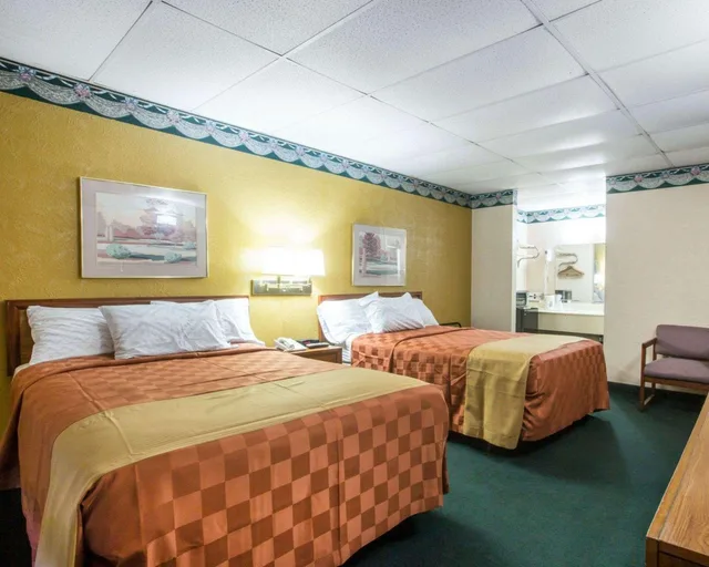 Upgrade, Efficiency, Queen Bed، Rodeway Inn Gadsden - Attalla 1/2