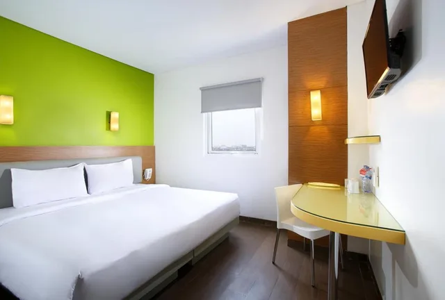 Smart, Hollywood, King Bed, Amaris La Codefin Kemang 9/10