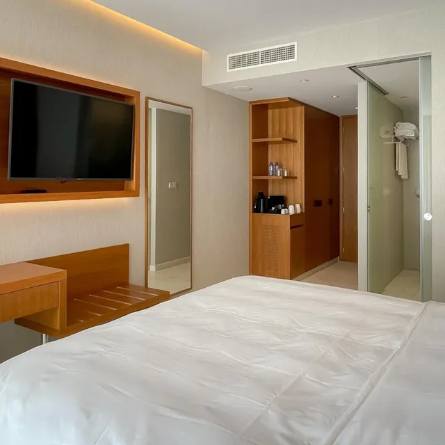 غرفة بريميوم بسرير كينج بشرفة، Radisson Beach Resort Larnaca 8/10