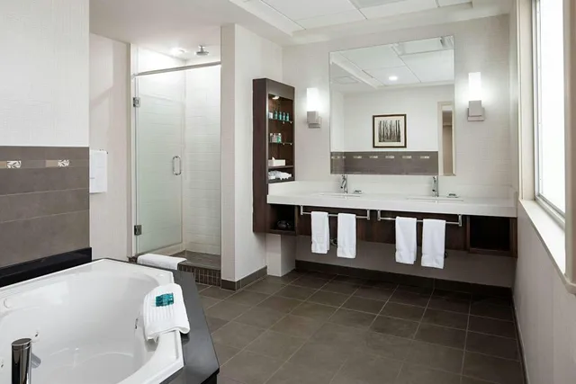 1 Bedroom, Bi Level, Loft, King Bed, Atrium View, Sofa, Balcony, Atrium Building، Delta Hotels By Marriott Calgary South 5/5