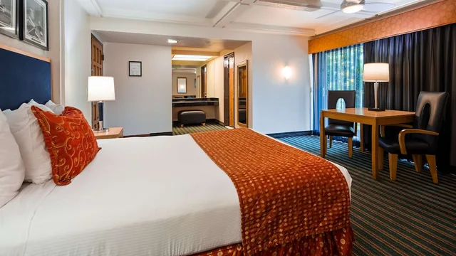 غرفة قياسية بسرير كوين بشرفة، Best Western Pine Tree Motel 1/8