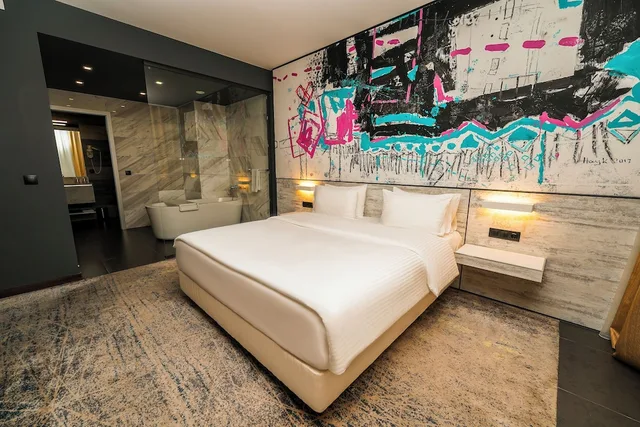 Art, Deluxe, King Bed، Messier 53 Hotel Yerevan 1/4