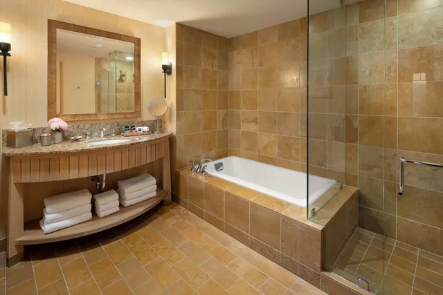 1 Bedroom, Renovated, Lodge, Suite, King Bed, Resort View, Sofa, Suncadia Resort 4/6