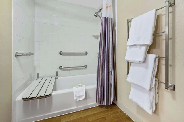 غرفة بسرير كينج بحوض استحمام لذوي الإعاقة، La Quinta Inn Suites By Wyndham West Palm Beach Airport 5/5