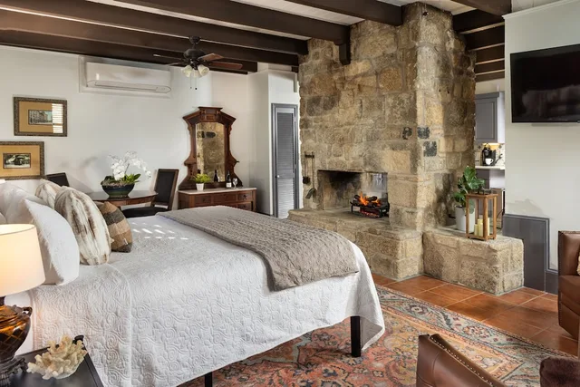 غرفة فاخرة بسرير كينج، Bayfront Marin House 2/3