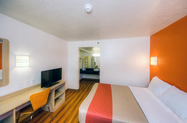Standard, Queen Bed, Motel6 Bradenton, FL 6/10