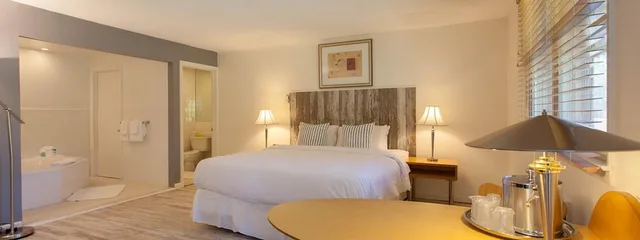 غرفة شهر العسل بفراش فوتون وسرير كينج بحوض جاكوزي، The Atlantic Hotel 10/10