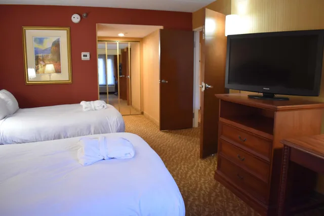 جناح بسريرين مزدوجين بإطلالة على الحديقة بشرفة، DoubleTree by Hilton Hotel Asheville Biltmore 1/2