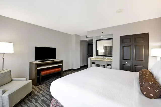 جناح رئاسي بسرير كينج بغرفتي نوم، Embassy Suites Charlotte 4/7