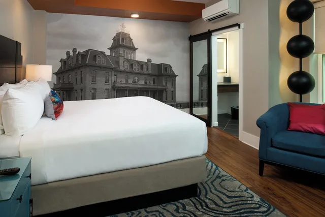 2 Bedrooms, Suite, 1 King and 2 Queen Beds, Hotel Indigo Spokane Downtown 4/10