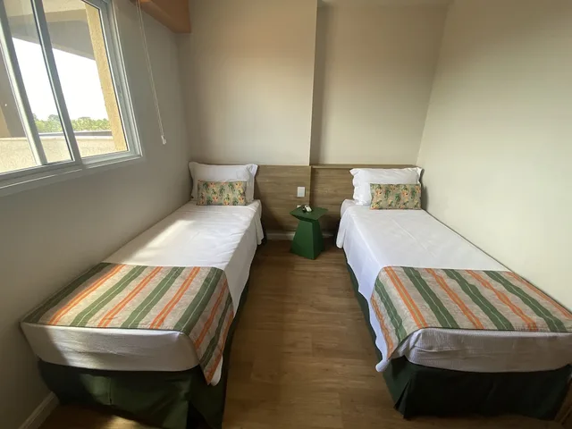 جناح بريميير بفراش فوتون وسريرين منفصلين وسرير كينج وسرير فردي بشرفة مع أريكة، Hot Beach Suites 3/7