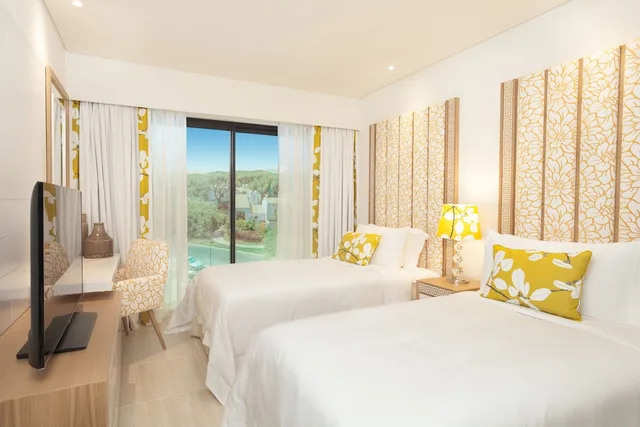 2 Bedrooms, Garden Suite, Queen and Twin Beds, Garden Access، Pine Cliffs Gardens 2/10