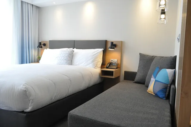 غرفة قياسية بسرير كوين مع أريكة، Holiday Inn Bordeaux-Merignac 2/2