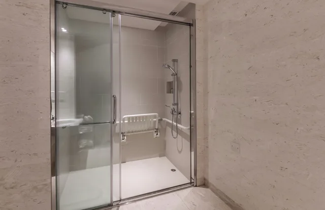 غرفة بسرير كينج لذوي الإعاقة، Hilton Garden Inn Hong Kong Mongkok 2/2
