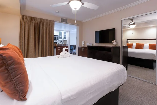 شقة سكنية بسرير كوين بغرفة نوم واحدة مع أريكة بمطبخ صغير، Coronado Beach Resort 7/10