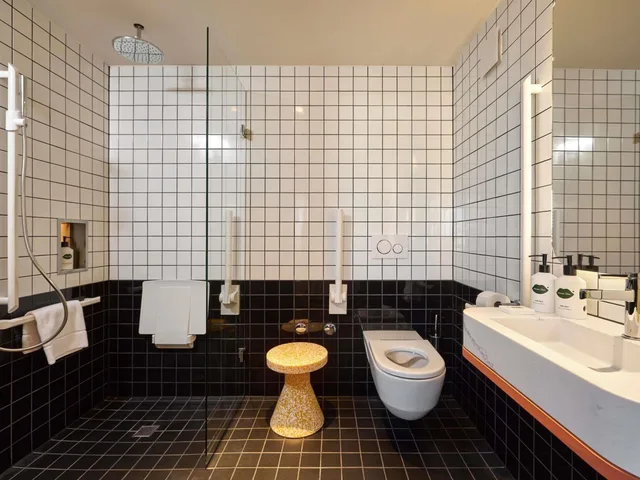 Large Mama, Double Bed, Accessible, Mama Shelter Zurich 2/5