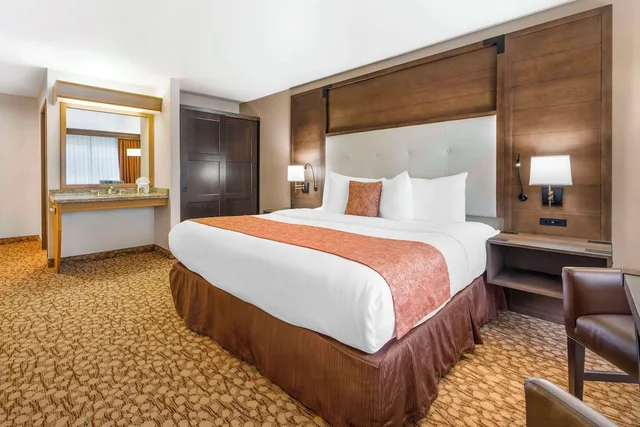 غرفة قياسية بسرير كينج لذوي الإعاقة، Best Western Plus Mill Creek Inn 1/3