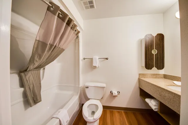 Standard, Queen Bed, Motel6 Brownsville, TX 7/8