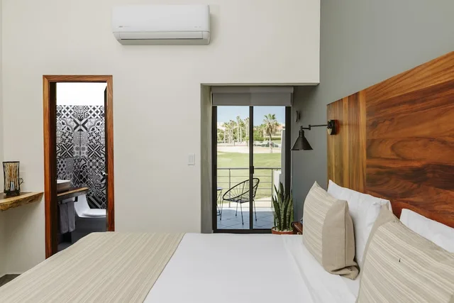 غرفة سوبيريور بسرير كينج، Six Two Four Hotel 1/3