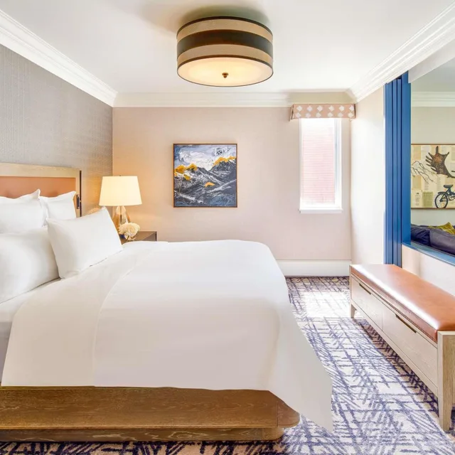 Luxury, Suite, King Bed, Partial Lake View, Lake Front, Living Area, Balcony، Fairmont Jasper Park Lodge 1/5