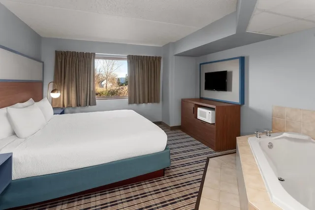 جناح ديلوكس بسرير كينج بغرفة نوم واحدة، AmericInn by Wyndham Green Bay West 5/7