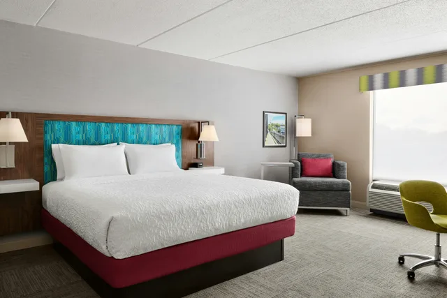 غرفة بسرير كينج لذوي الإعاقة، Hampton Inn & Suites New Haven - South - West Haven 1/2