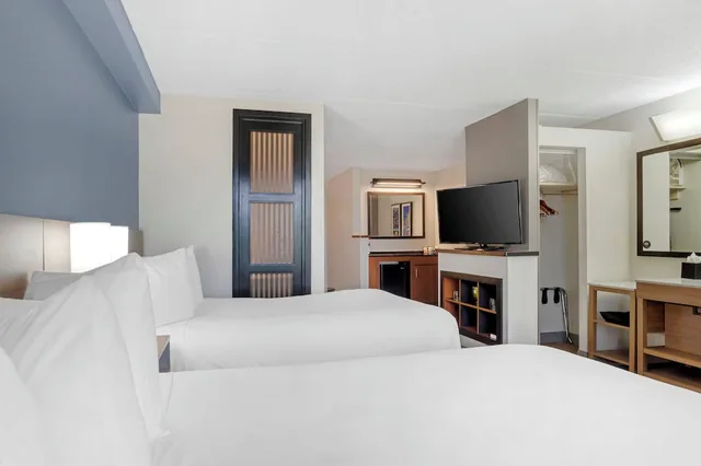 غرفة بسرير مزدوج في طابق مرتفع، Sonesta Select Houston IAH Greenspoint 3/7