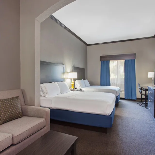 جناح بسريرين، Holiday Inn Express Hotel & Suites Wharton 2/5