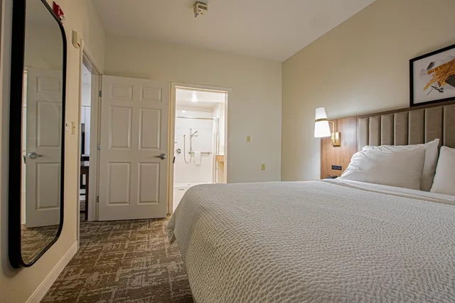 جناح بسرير كوين بغرفة نوم واحدة مع أريكة بمطبخ لذوي الإعاقة، Staybridge Suites Lafayette Airport 1/5