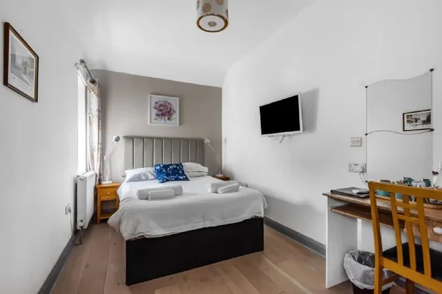 Standard, Double Bed, Oxford Guest House 1/7