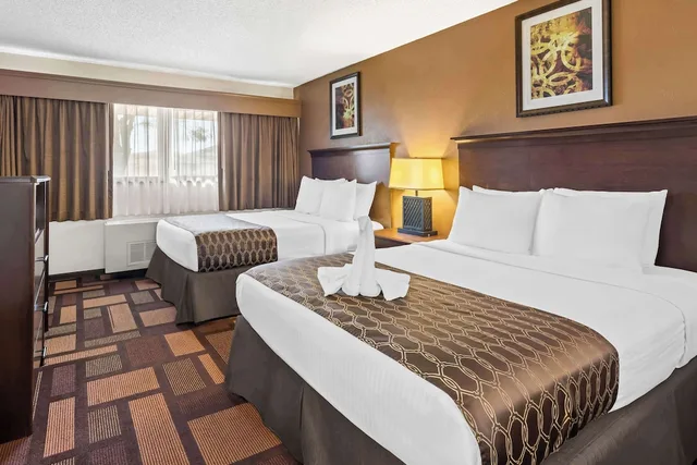 غرفة قياسية بسريرين كوين يُسمح فيها بالحيوانات الأليفة للمدخنين، Best Western Tower West Lodge 1/4